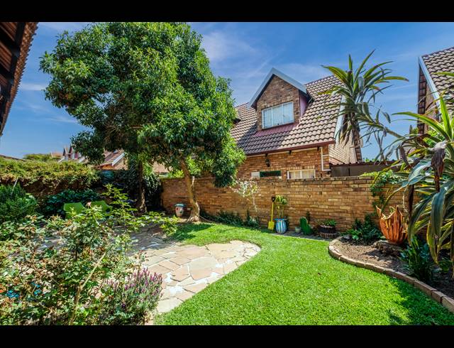 4 BEDROOM TOWNHOUSE FOR SALE IN BROMHOF